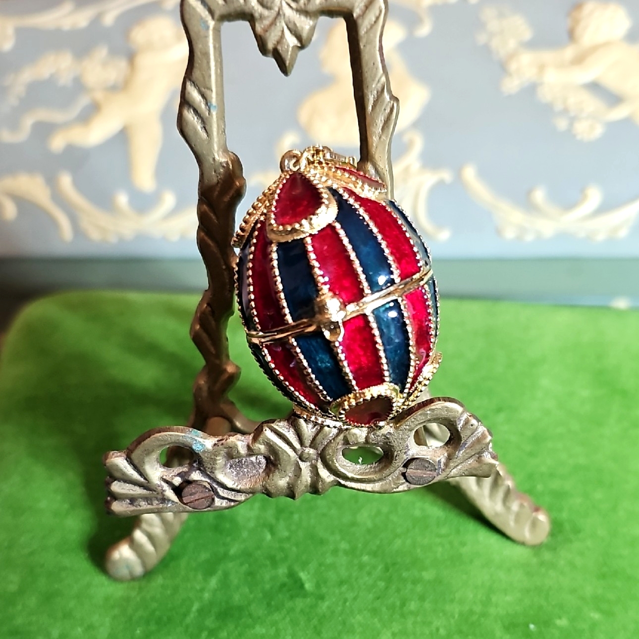 Este Lauder Gold Enamel Egg Perfum Compact Collectable